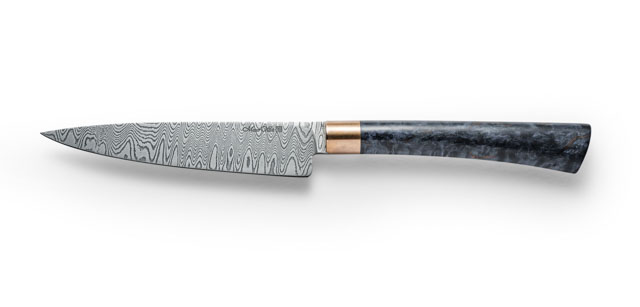 Steakmesser 2.3
Klinge: Droppoint-Klinge. 160 Lagen wilder Damast rostfrei (59-60HRC)
Griff: Europ. Nußbaumholz oder Maserbirke natur oder bunt (z.B. blau oder schwarz-rot) stabilisiert. Zwinge aus Bronze oder 925er Silber